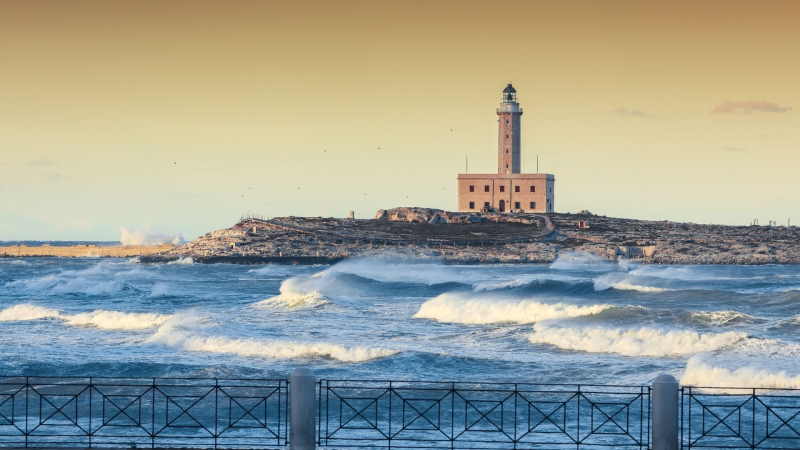 FAro Vieste con mare in tempesta