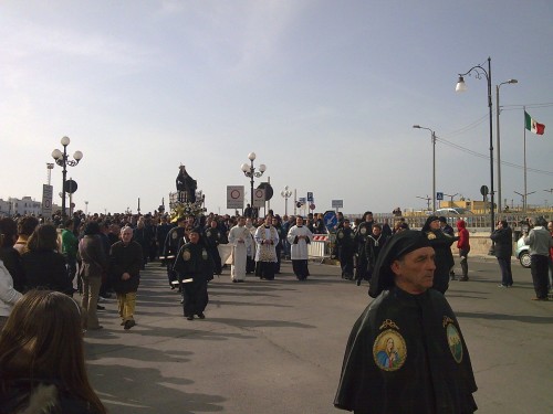 Processione sul ponte seicentesco - Foto di Gabriele Zompì